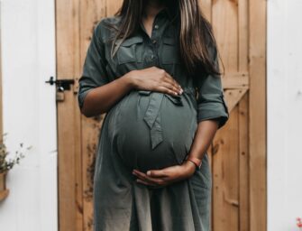 Jak skompletować garderobę kapsułową w ciąży?