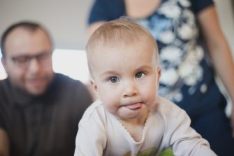 Marudzisz na nieprzespaną noc? Wstydź się, Matko!