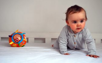 Jak zachęcić dziecko do raczkowania i dlaczego warto to robić?