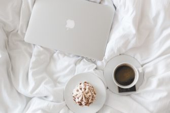 Luty miesiącem lepszego snu. Plan działania, porady, inspiracje