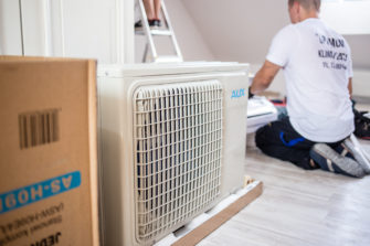 Klimatyzator AUX w pokoju dziecka – video z montażu, relacja użytkowników