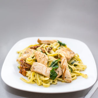 Szybki przepis na tagliatelle z kurczaka, bo weekend to nie czas, by kwitnąć w kuchni!